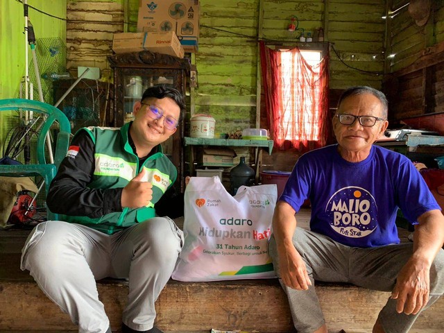 Relawan Rumah Zakat Salurkan Bantuan Paket Sembako ke Kakek Tarmizi.