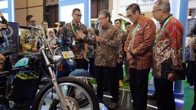 Menteri Energi dan Sumber Daya Mineral (ESDM) Arifin Tasrif melihat motor klasik yang dikonversi menjadi kendaraan listrik. (foto: istimewa)