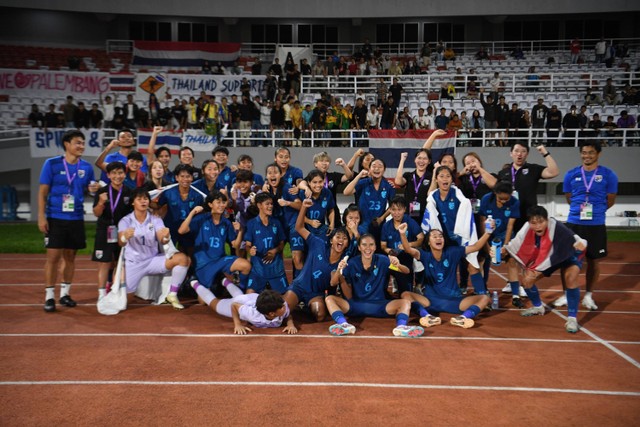 Sejumlah pesepak bola Timnas Wanita Thailand U-19 berfoto setelah menang atas Timnas Wanita Vietnam pada pertandingan Final AFF U-19 Women Championship 2023 di Stadion Gelora Sriwijaya Jakabaring (GSJ), Jakabaring Sport City (JSC) Palembang. Foto: Nova Wahyudi/Antara Foto 