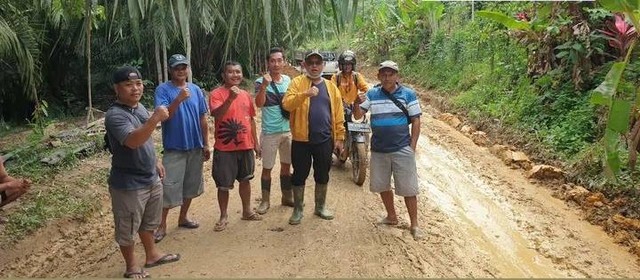 Fransiskus Ason (jaket kuning) bersama warga sekitar meninjau jalan Kembayan-Balai Sebut, Kabupaten Sanggau. Foto: Dok. Istimewa