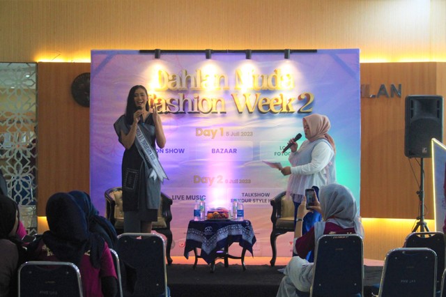 Mahasiswa Program Studi (Prodi) Ilmu Komunikasi Universitas Ahmad Dahlan (UAD) gelar Dahlan Muda Fashion Week (DMFW) 2 (Foto: Sinta)