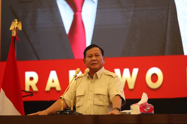 Ketua Umum Gerindra Prabowo Subianto memberikan sambutan saat menghadiri konsolidasi Akbar Partai Gerindra wilayah Jakarta Timur di GOR Velodrome, Jakarta Timur, Minggu (16/72023). Foto: Dicky Adam Sidiq/kumparan