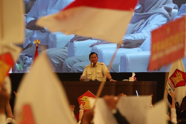 Ketua Umum Gerindra Prabowo Subianto memberikan sambutan saat menghadiri konsolidasi Akbar Partai Gerindra wilayah Jakarta Timur di GOR Velodrome, Jakarta Timur, Minggu (16/72023). Foto: Dicky Adam Sidiq/kumparan
