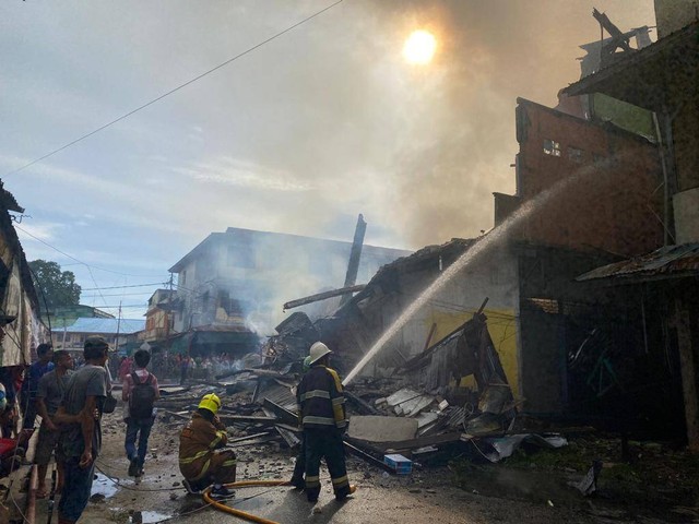 Petugas memadamkan api yang menghanguskan ruko di Jalan WR Supratman  Pasar Sungai Durian Sintang.(Foto: Yusrizal/Hi! Pontianak)