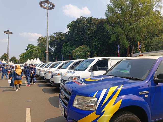 Kader NasDem dari berbagai daerah mulai padati GBK jelang Apel Siaga, Minggu (16/7).  Foto: Zamachsyari/kumparan