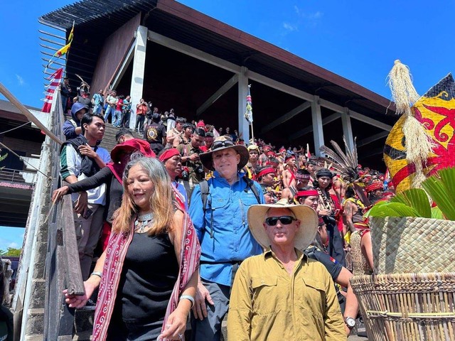 Wisatawan mancanegara saat menyaksikan pembukaan Pekan Gawai Dayak ke 37 di Rumah Radakng Pontianak. Foto: Teri/Hi!Pontianak