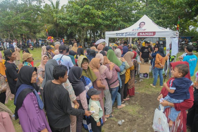 Relawan Sandiaga Uno Berikan Bantuan Sembako Murah di Kabupaten Sukabumi.  Foto: Dok Istimewa