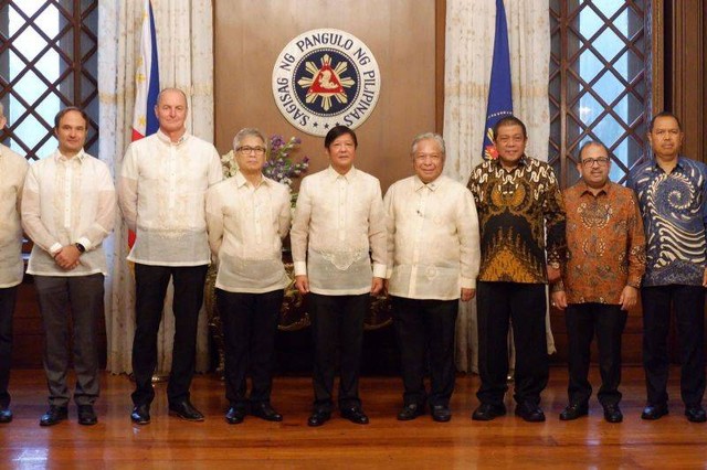 PTPP dan Adhi Karya menandatangani perjanjian kerja sama dalam pembangunan kedua paket proyek kereta api di Istana Malacanan, Manila, Filipina, Kamis (13/7/2023). Dok Antara