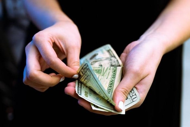 Ilustrasi syarat zakat mal. Sumber: unsplash.com/ Igal Ness