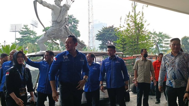 Ketua Umum Partai Demokrat, Agus Harimurti Yudhoyono (AHY) tiba di GBK, Senayan untuk menghadiri acara Apel Siaga Perubahan Partai NasDem, Minggu (16/7).  Foto: Zamachsyari/kumparan