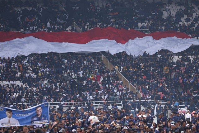 Massa NasDem Birukan Apel Siaga Di GBK, Membeludak Hingga Luar Stadion ...