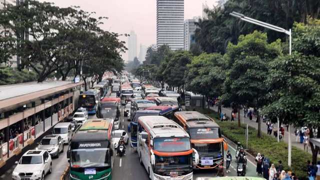 Jl. Jendral Sudirman arah Gatot Subroto padat usai Apel Siaga Partai NasDem. Foto: Hedi/kumparan