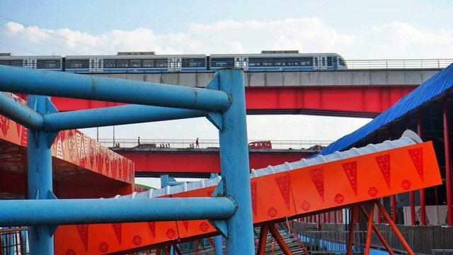 Pemandangan aktivitas LRT dari area pelabuhan 16 Ilir Palembang yang baru saja diresmikan, Minggu (16/7) Foto: ary priyanto/urban id