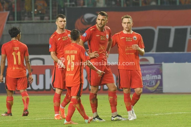 Pemain Persija Jakarta saat melawan Bhayangkara FC dalam lanjutan Liga 1 2023/24 di Stadion Patriot Candrabhaga, Minggu (16/7/2023). Foto: ligaindonesiabaru.com