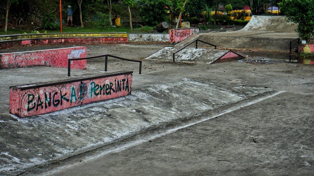 Arena skate park yang dibuat untuk fasilitas layanan publik khususnya komunitas skateboarder di Palembang yang tidak lagi dimanfaatkan kondisinya tidak terawat, Minggu (16/7) Foto: ary priyanto/urban id