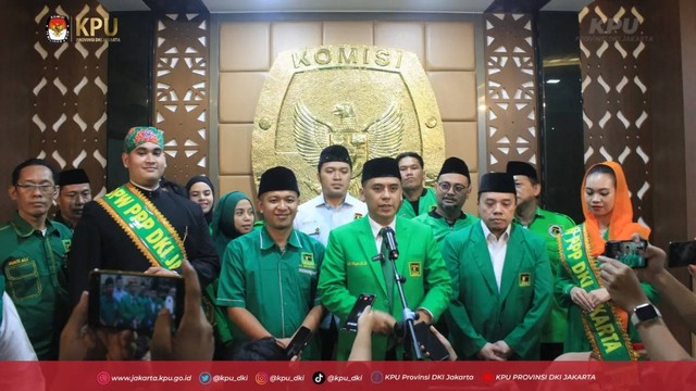 Ketua DPW PPP DKI Jakarta Saiful Rahmat Dasuki saat menyerahkan dokumen pengajuan bakal caleg DPRD Provinsi DKI Jakarta. Foto: KPU