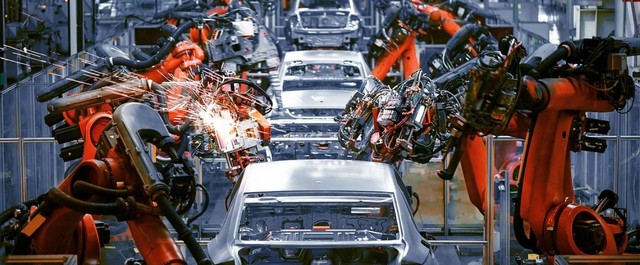 Robot merakit kerangka mobil. Sumber: shutterstock.com (https://www.shutterstock.com/id/image-photo/welding-arm-on-automobile-production-line-732811756)