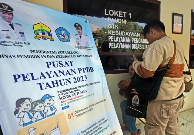 Sejumlah orang tua calon siswa baru mengadukan kesulitan saat mendaftar ke sekolah yang dituju dengan sistem zonasi di Loket Layanan PPDB Dindik Kota Serang di Serang, Banten, Rabu (5/7/2023). Foto: Asep Fathulrahman/ANTARA FOTO