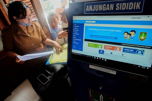 Pegawai melayani wali siswa calon peserta didik baru yang mengantre untuk konsultasi Penerimaan Peserta Didik Baru (PPDB) jalur zonasi di kantor Dinas Pendidikan Kota Solo, Jawa Tengah, Senin (3/7/2023). Foto: Maulana Surya/ANTARA FOTO