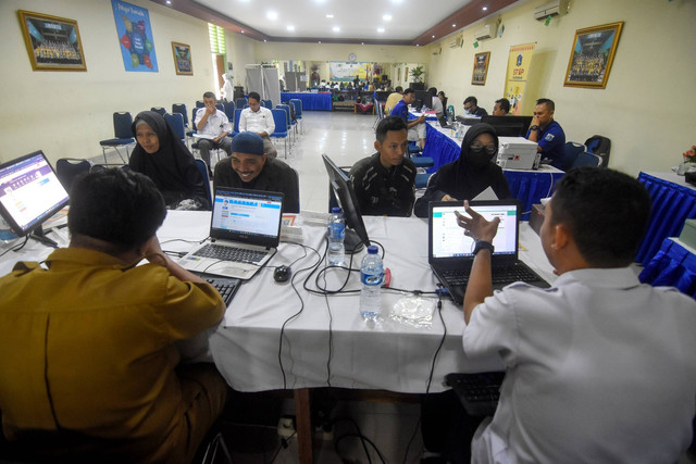 Petugas membantu orang tua murid melakukan aktivasi dan pengecekan status pendaftaran Penerimaan Peserta Didik Baru (PPDB) di posko pelayanan PPDB Sudin Pendidikan Wilayah II Jakarta Selatan, SMAN 70 Jakarta, Jakarta, Selasa (13/6/2023). Foto: Indrianto Eko Suwarso/ANTARA FOTO