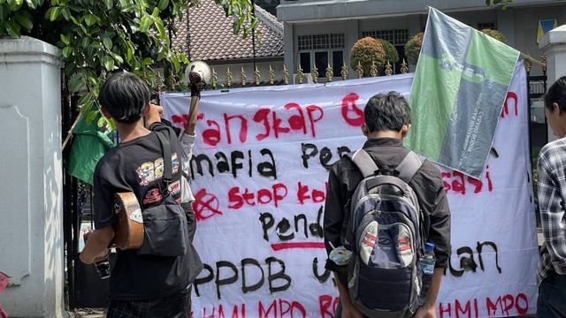 Organisasi mahasiswa demo di depan SMAN 1 Bogor soal PPDB. Foto: Muthia Risky/kumparan