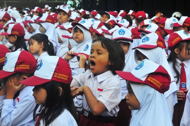 Sejumlah siswa mengikuti pengenalan siswa baru di Sekolah Dasar (SD) Negeri 1 Barongan, Kota, Kudus, Jawa Tengah, Senin (17/7/2023). Foto: Yusuf Nugroho/ANTARA FOTO