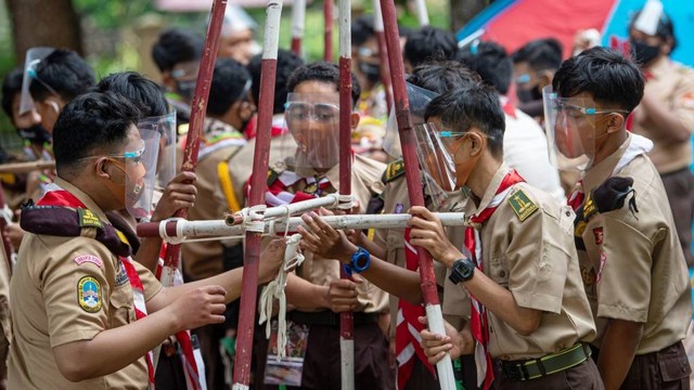 Sejumlah siswa mendirikan gapura bambu dalam perkemahan Hari Pramuka di Bumi Perkemahan Pramuka, Cibubur, Jakarta, Jumat (14/8). Foto Aditya Pradana Putra/ANTARA FOTO.jpg