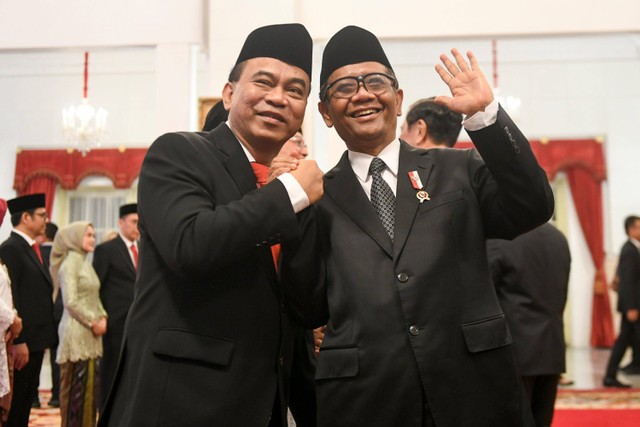 Menteri Komunikasi dan Informatika (Menkominfo) Budi Arie Setiadi (kiri) bersalaman dengan Menko Polhukam Mahfud MD usai dilantik sebagai menteri di Istana Negara, Jakarta, Senin (17/7/2023).  Foto: Hafidz Mubarak A/ANTARA FOTO