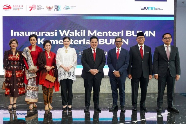 Menteri BUMN Erick Thohir bersama Wamen BUMN II Kartika Wirjoatmodjo dan eks Wamen BUMN I Pahala Mansury menyambut Rosan Roeslani yang baru diangkat jadi Wamen BUMN, Jakarta, Senin (17/7/2023).  Foto: Dok Kementerian BUMN 