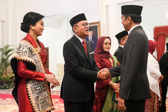 Presiden Joko Widodo (kanan) memberikan ucapan selamat kepada Wakil Menteri BUMN Rosan Roeslani usai dilantik di Istana Negara, Jakarta, Senin (17/7/2023). Foto: Hafidz Mubarak A/ANTARA FOTO