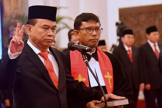 Budi Arie Setiadi (kiri) membacakan sumpah saat dilantik menjadi Menteri Komunikasi dan Informatika (Menkominfo) di Istana Negara, Jakarta, Senin (17/7/2023). Foto: Biro Pers Sekretariat Presiden