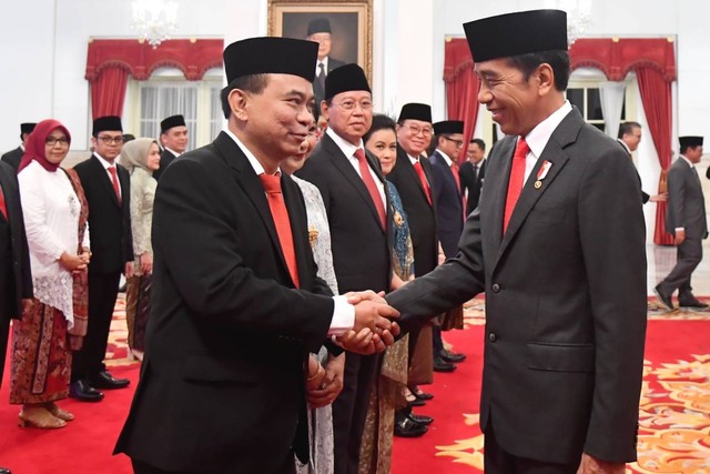 Presiden Joko Widodo (kanan) memberikan ucapan selamat kepada Menteri Komunikasi dan Informatika (Menkominfo) Budi Arie Setiadi usai dilantik sebagai menteri di Istana Negara, Jakarta, Senin (17/7/2023). Foto: Biro Pers Sekretariat Presiden