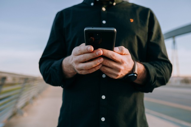 Ilustrasi Cara Menolak Tawaran Kerja melalui WhatsApp dengan Sopan. Foto: Unsplash/Malte Helmhold.