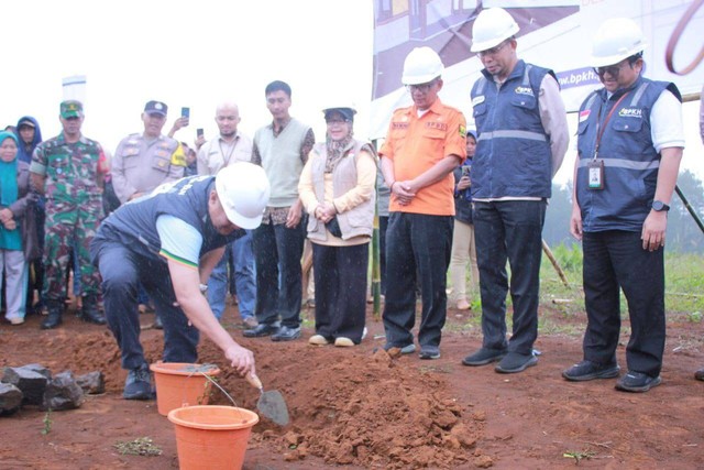 Peletakan batu pertama pembangunan Kampung Haji di Sukabumi, Jumat (14/7). 