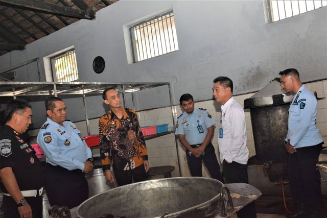 Kunjungan ke Lapas Kelas I Malang Direktur Watkeshab Sidak Dapur dan Klinik | dok.humaslapasmalang