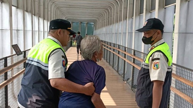 Satpol PP jaring pengemis lansia di Jembatan Penyeberangan Orang (JPO) Sudirman, Jakarta, Minggu (16/7). Foto: Dok. Istimewa