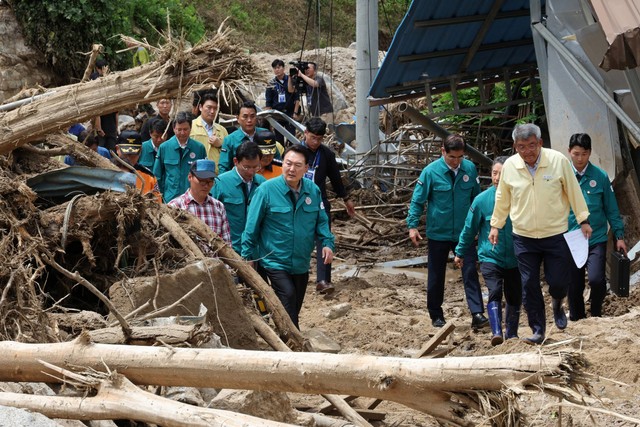 Presiden Korea Selatan Yoon Suk Yeol (tengah) mengunjungi sebuah desa terdampak tanah longsor, di Yecheon, Korea Selatan, Senin (17/7/2023). Foto: Yonhap/AFP