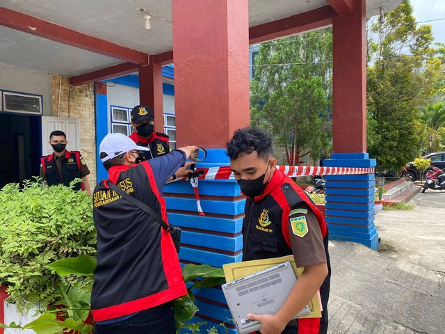 Kejari memasang garis polisi di kantor Dishub Kolaka Utara. Foto: Lukman/kendarinesia