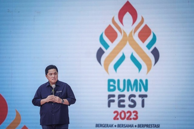 Menteri BUMN Erick Thohir menyampaikan sambutan pada Pembukaan BUMN Fest 2023 di Kementerian BUMN, Jakarta, Senin (17/7/2023). Foto: Dhemas Reviyanto/Antara Foto