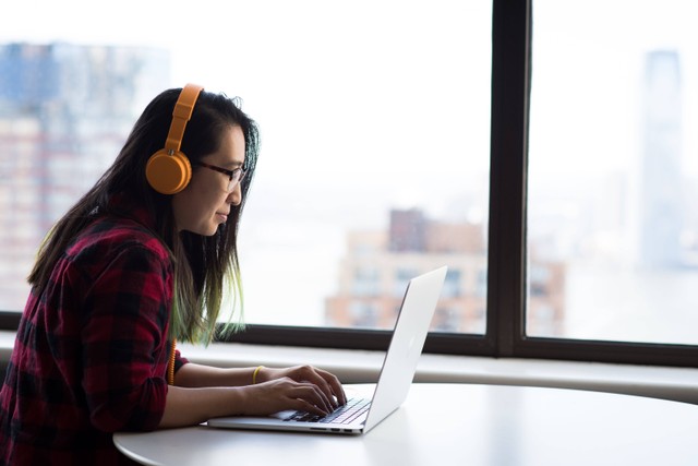 Ilustrasi Cara Membesarkan Volume Laptop Windows 10 yang Kecil. Foto: Pexels/Christina Morillo.