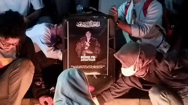 Sejumlah mahasiswa UMY menggelar doa bersama untuk Redho Tri Agustian (20) mahasiswa Fakultas Hukum Universitas Muhammadiyah Yogyakarta (UMY) yang dilaporkan hilang beberapa waktu yang lalu, Senin (17/7) malam. Foto: Arfiansyah Panji Purnandaru/kumparan