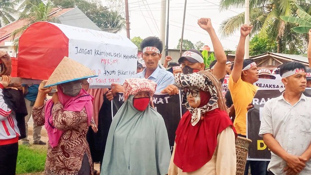 Masyarakat Desa Mersam, Kabupaten Batanghari, Jambi, saat melakukan aksi demo di depan halaman kantor kejaksaan di wilayahnya. Foto: dok. Jambikita.id