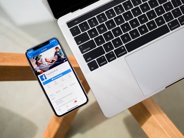 ilustrasi Cara Hapus Cerita di FB (Facebook) secara Permanen. Unsplash/Timothy Hales Bennet.