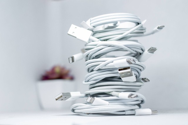 Ilustrasi Apakah Kabel Charger Berpengaruh Terhadap Kecepatan Charge? Foto: Unsplash.com/Solen Feyissa