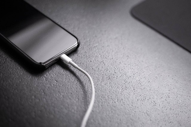 Ilustrasi Cara Cas Hp yang Benar, Begini Penjelasannya. Foto: Unsplash.com/Andreas Haslinger