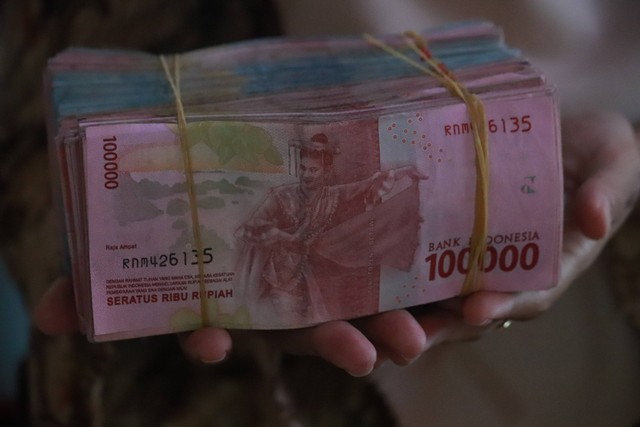 Ilustrasi Cara Penulisan Rupiah dengan Huruf yang Benar Sesuai PUEBI.Unsplash/Mufid Majnun.