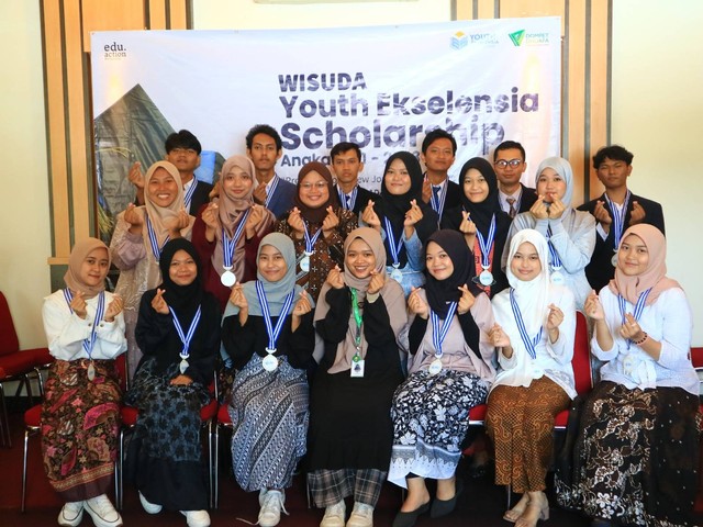 Youth Ekselensia Scholarship (YES) Lembaga Pengembangan Insani Dompet Dhuafa melepas para penerima manfaat dalam acara Wisuda Youth Ekselensia Scholarship (YES) Angkatan 1 yang diadakan secara Hybrid (offline dan online). (17/06/2023)