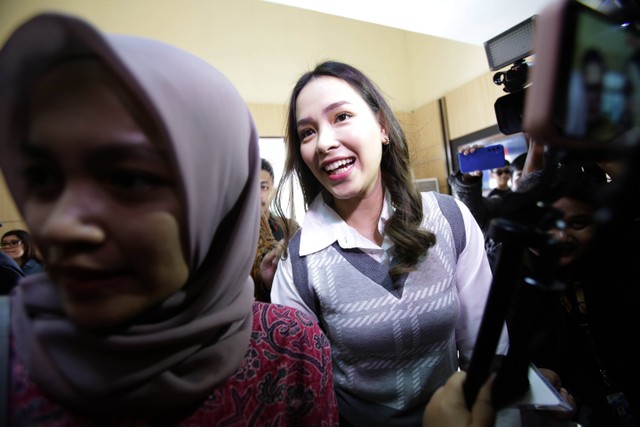 Lady Nayoan saat menghadiri sidang cerai perdana di Pengadilan Negeri Bekasi, Selasa (18/7). Foto: Agus Apriyanto