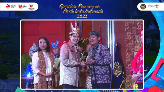 Sekretaris Daerah Kabupaten Klaten Jajang Prihono saat menerima piala penghargaan lomba video Bangga Berwisata di Indonesia dari Menparekraf Sandiaga Salahuddin Uno di Gedung Sapta Pesona Jakarta, Senin (17/7/2023). Foto: Dok. Istimewa