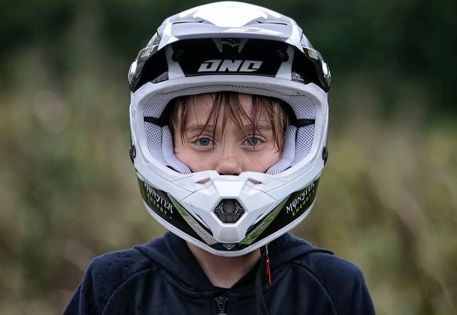 Ilustrasi Cara Nyuci Helm. Sumber: Unsplash/Charles.